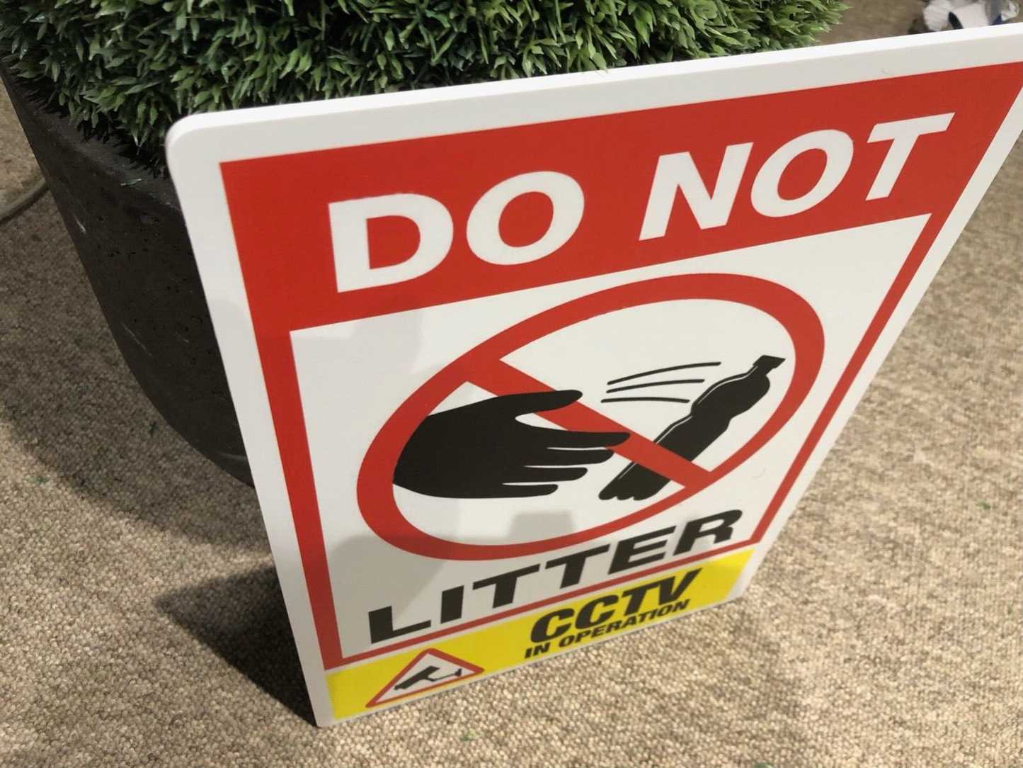 DO NOT LITTER ROAD SIGN - STOP VANS THROWING THEIR RUBBISH OUT OF THEIR WINDOWS!
